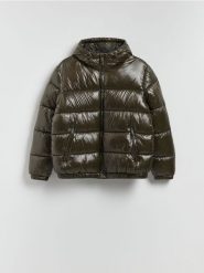 Pikowana kurtka z kapturem - ciemnozielony. Zielone kurtki Reserved, l, bez wzorów, z tkaniny, z kapturem. Za 329.99 zł.