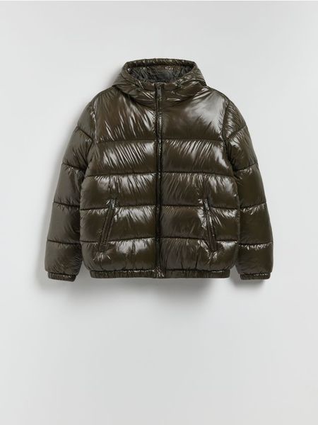 Pikowana kurtka z kapturem - ciemnozielony. Zielone kurtki Reserved, l, bez wzorów, z tkaniny, z kapturem. Za 329.99 zł.