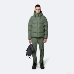 KURTKA ZIMOWA MĘSKA RAINS PUFFER PUCHOWA RR-1506-19-XS. Zielone kurtki Rains, na zimę, m, bez wzorów, z dresówki, bez kaptura. Za 389.00 zł.