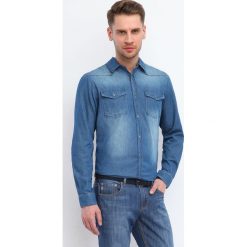 KOSZULA DŁUGI RĘKAW MĘSKA. Niebieskie koszule marki TOP SECRET, bez wzorów, z jeansu, bez kołnierzyka, bez ramiączek. W wyprzedaży za 49.99 zł.