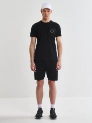 Koszulka męska z niewielkim nadrukiem na piersi czarna Orpion 906. Czarne t-shirty BIG STAR, l, bez wzorów, z dzianiny, bez kołnierzyka, bez ramiączek. W wyprzedaży za 79.99 zł.