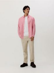 Koszula regular fit w paski - fioletowy. Fioletowe koszule Reserved, l, bez wzorów, z bawełny, bez kołnierzyka, bez ramiączek. W wyprzedaży za 39.99 zł.