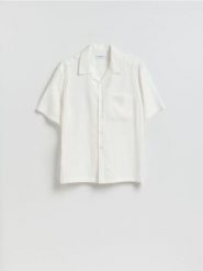 Koszula boxy fit z krótkim rękawem - biały. Białe koszule Reserved, l, bez wzorów, z wiskozy, bez kołnierzyka, bez ramiączek. Za 129.99 zł.