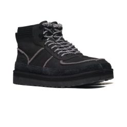 Męskie śniegowce Ugg X WM HIGHLAND SPORT BLACK. Czarne śniegowce UGG, z gumy, z okrągłym noskiem, bez zapięcia. Za 385.09 zł.