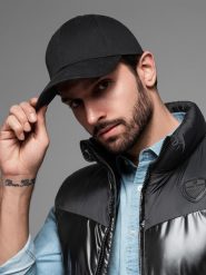 Męska czapka bejsbolówka z daszkiem i ozdobnym haftem – czarna V1 OM-ACCS-0102 - uniwersalny. Czarne czapki z daszkiem Ombre Clothing, bez wzorów, z bawełny. Za 59.99 zł.