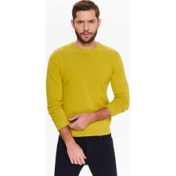 SWETER MĘSKI Z OZDOBNYM SPLOTEM NA ŁOKCIACH. Żółte swetry nierozpinane TOP SECRET, na lato, l, bez wzorów, z dzianiny, bez kołnierzyka, bez ramiączek. W wyprzedaży za 39.99 zł.