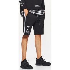 Dresowe spodenki z lampasem - Czarny. Krótkie spodenki sportowe marki Cropp. Za 69.99 zł.