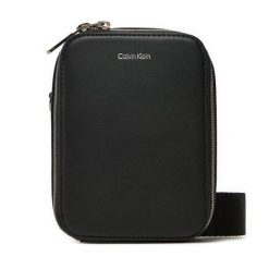 Saszetka Calvin Klein. Czarne saszetki i nerki CALVIN KLEIN, bez wzorów. Za 219.99 zł.