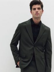 Marynarka slim fit - ciemnozielony. Zielone garnitury Reserved, bez wzorów, z tkaniny. W wyprzedaży za 229.99 zł.