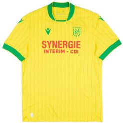 Domowy Strój FC Nantes 2025/26. Czerwone t-shirty sportowe Macron, bez wzorów, bez ramiączek, do piłki nożnej. Za 461.00 zł.