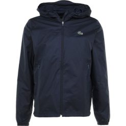 Lacoste Sport Kurtka przeciwdeszczowa marine. Kurtki outdoor i hardshell marki Lacoste Sport. W wyprzedaży za 431.40 zł.