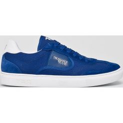 Trussardi Jeans - Buty. Czerwone buty sportowe casual TRUSSARDI JEANS, bez wzorów, z jeansu, z okrągłym noskiem, bez zapięcia. W wyprzedaży za 359.90 zł.
