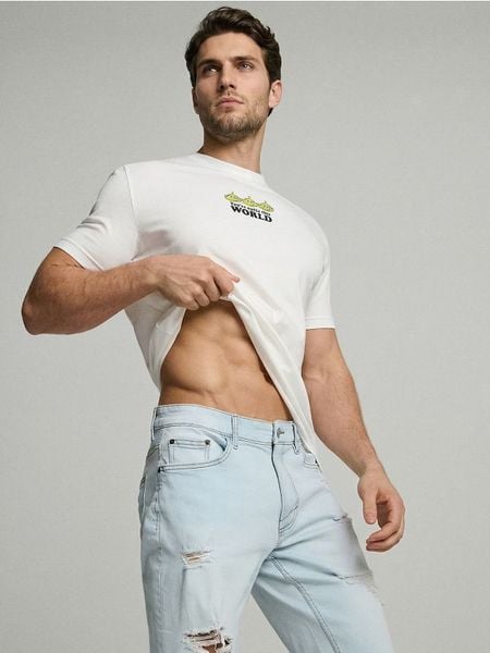 Jeansowe szorty z przetarciami - niebieski. Niebieskie krótkie spodenki sportowe Sinsay, l, bez wzorów, z jeansu. W wyprzedaży za 29.99 zł.