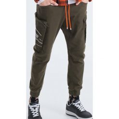 Elastyczne spodnie slim jogger - Khaki. Joggery i bojówki marki Cropp. W wyprzedaży za 79.99 zł.