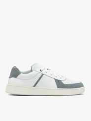 Biało-szare sznurowane półbuty. Białe eleganckie półbuty Ryłko, bez wzorów, ze skóry, bez obcasa, na płaskiej podeszwie, bez zapięcia. Za 449.99 zł.