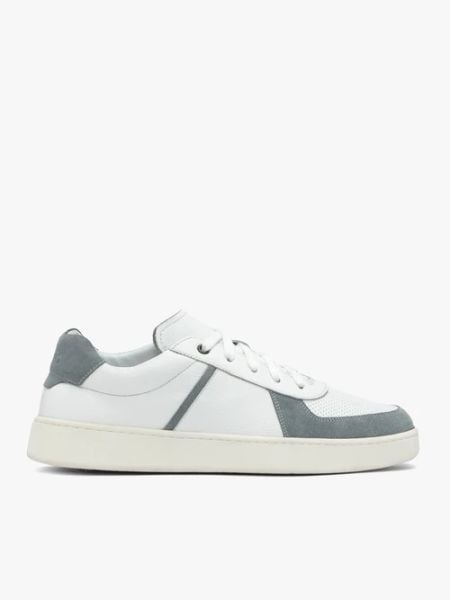 Biało-szare sznurowane półbuty. Białe eleganckie półbuty Ryłko, bez wzorów, ze skóry, bez obcasa, na płaskiej podeszwie, bez zapięcia. Za 449.99 zł.