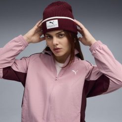 Czapka średniej głębokości PUMA Class PUMA Ruby Shimmer Red. Czerwone czapki zimowe Puma, bez wzorów. Za 89.00 zł.