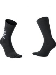 Skarpety rowerowe NORTHWAVE Extreme Five Sock czarne. Czarne skarpety Northwave, bez wzorów, z dzianiny. Za 79.00 zł.