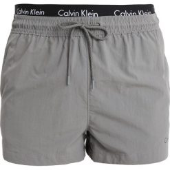Calvin Klein Swimwear SHORT DOUBLE Szorty kąpielowe smoked pearl. Kąpielówki marki Calvin Klein Swimwear, l, z materiału. Za 299.00 zł.