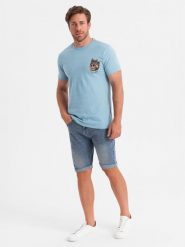 T-shirt męski bawełniany z nadrukiem na klatce piersiowej - jasnoniebieski V2 OM-TSPT-0167 - XXL. Niebieskie t-shirty Ombre Clothing, l, bez wzorów, z bawełny, bez kołnierzyka, bez ramiączek. W wyprzedaży za 19.99 zł.