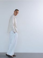 Jeansowa koszula comfort fit - złamana biel. Koszule Reserved, l, bez wzorów, z denimu, bez kołnierzyka, bez ramiączek. Za 159.99 zł.
