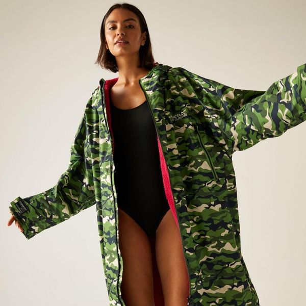 Wodoodporny szlafrok do przewijania dla dorosłych unisex. Brązowe szlafroki Regatta, s, bez wzorów, bez ramiączek, bez kaptura. Za 329.99 zł.