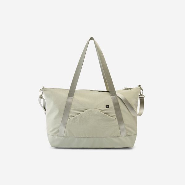 Torba sportowa 28 litrów. Zielone torby na ramię Decathlon, bez wzorów, z materiału, na ramię, bez dodatków. Za 99.99 zł.