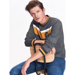 BLUZA NIEROZPINANA MĘSKA Z KONTRASTOWĄ APLIKACJĄ. Bluzy marki TOP SECRET. W wyprzedaży za 49.99 zł.