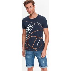 T-SHIRT MĘSKI Z NADRUKIEM. Niebieskie bluzki z długim rękawem TOP SECRET, bez wzorów, z bawełny, bez kołnierzyka, bez ramiączek. W wyprzedaży za 9.99 zł.