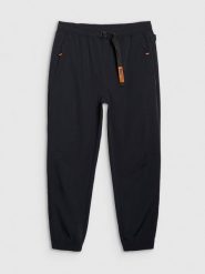 4F Spodnie casual męskie - czarne S. Czarne spodnie materiałowe 4F, na co dzień, l, bez wzorów, z dresówki, casualowe. W wyprzedaży za 149.99 zł.