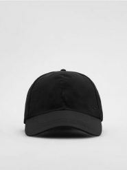 Wodoodporna czapka z daszkiem - czarny. Czarne czapki z daszkiem Reserved, bez wzorów. Za 69.99 zł.