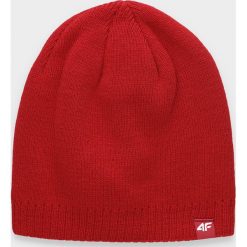 Czapka męska CAM061 - czerwony. Czerwone czapki zimowe 4F, bez wzorów. W wyprzedaży za 29.99 zł.