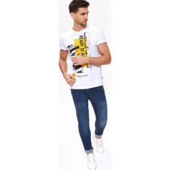 T-SHIRT Z NADRUKIEM. T-shirty marki TOP SECRET. Za 39.99 zł.