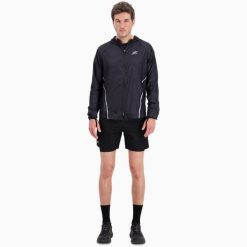 Męska lekka kurtka przeciwwiatrowa do biegania i trailu HORIZON WINDBREAKER. Czarne kurtki BODYCROSS, na zimę, l, bez wzorów, bez kaptura, do biegania. Za 739.99 zł.