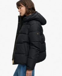 Superdry Kurtka puchowa Premium z kapturem z poliestru z recyklingu – Black. Czarne kurtki Superdry, uniwersalny, bez wzorów, z materiału, z kapturem. Za 553.50 zł.