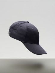 Czapka z daszkiem - granatowy. Niebieskie czapki z daszkiem Sinsay, bez wzorów. Za 19.99 zł.
