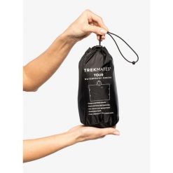 Peleryna turystyczna Trekmates Tour Poncho - black. Czarne kurtki przeciwdeszczowe TREKMATES, uniwersalny, bez wzorów, bez kaptura. Za 156.99 zł.