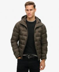 Superdry Pikowana kurtka puchowa z kapturem - 100% poliester z recyklingu. Brązowe kurtki Superdry, m, bez wzorów, z materiału, z kapturem. Za 576.40 zł.
