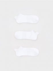 3 pack skarpet - biały. Białe skarpety Reserved, bez wzorów. Za 39.99 zł.
