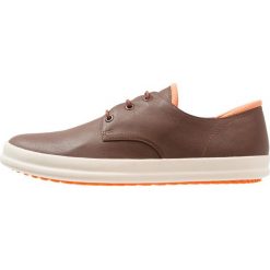 Camper CHASIS Sneakersy niskie medium brown. Buty sportowe casual marki Camper. W wyprzedaży za 344.25 zł.