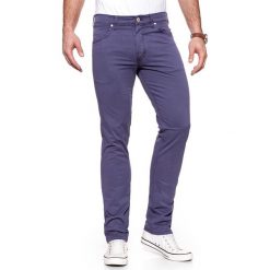 WRANGLER SPODNIE MĘSKIE GREENSBORO DUSK PURPLE W15QRU25K 112127055. Fioletowe spodnie materiałowe Wrangler, l, bez wzorów, z jeansu. W wyprzedaży za 99.99 zł.