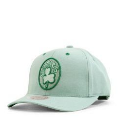 Czapka typu snapback Boston Celtics. Zielone czapki z daszkiem Mitchell & Ness, bez wzorów. Za 190.50 zł.