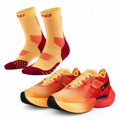 Zestaw biegacza: męskie buty sportowe i skarpety biegowe. Brązowe skarpety CEP, bez wzorów. Za 907.20 zł.