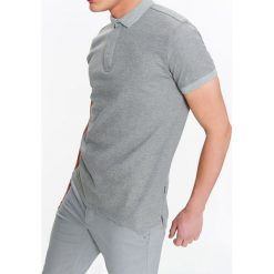 T-SHIRT POLO MĘSKI Z DZIANINY Z FAKTURĄ. Koszulki polo marki TOP SECRET. W wyprzedaży za 24.99 zł.