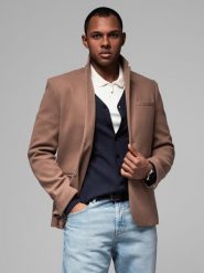 Marynarka męska casual z ozdobnymi guzikami na mankietach - jasnybrąz V2 - Rozmiar: L. Brązowe garnitury Ombre Clothing, na co dzień, l, bez wzorów. W wyprzedaży za 149.99 zł.
