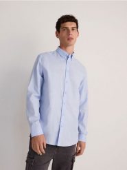 Koszula regular fit z bawełny - jasnoniebieski. Niebieskie koszule Reserved, l, bez wzorów, z bawełny, bez kołnierzyka, bez ramiączek. W wyprzedaży za 39.99 zł.