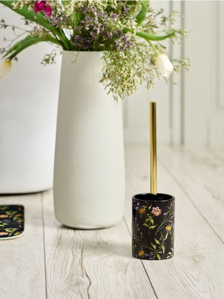 Szczotka toaletowa z motywem kwiatowym - czarny. Perfumy męskie Sinsay. Za 29.99 zł.