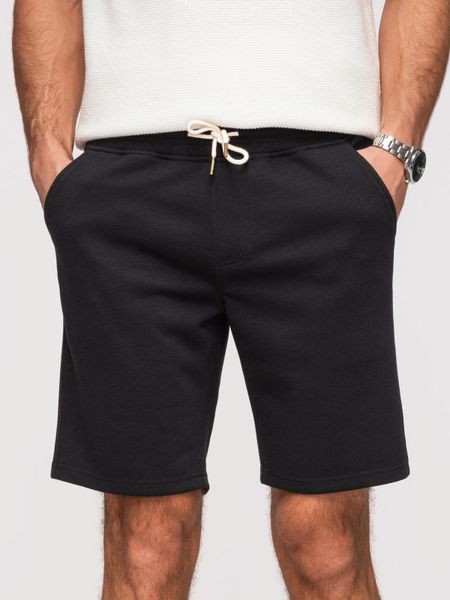 Męskie szorty strukturalne REGULAR FIT - czarne V2. Czarne szorty Ombre Clothing, m, bez wzorów, z dzianiny, wakacyjne. W wyprzedaży za 104.99 zł.