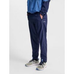 Spodnie dresowe tkane Hummel Pulse. Niebieskie szorty Hummel, bez wzorów, z dresówki, sportowe. Za 239.00 zł.