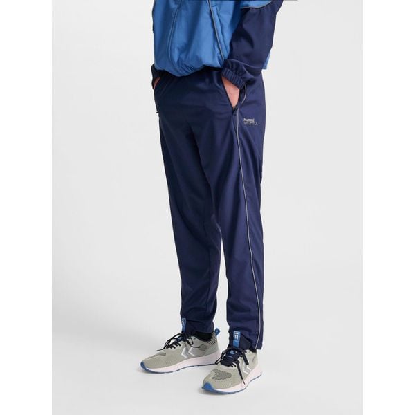 Spodnie dresowe tkane Hummel Pulse. Niebieskie szorty Hummel, bez wzorów, z dresówki, sportowe. Za 256.00 zł.